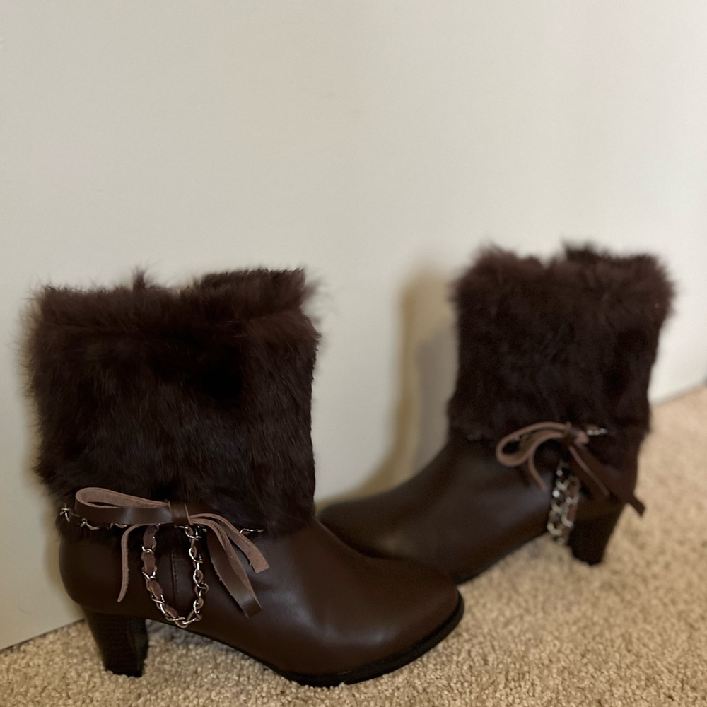 BRAND NEW! Brown furry booties